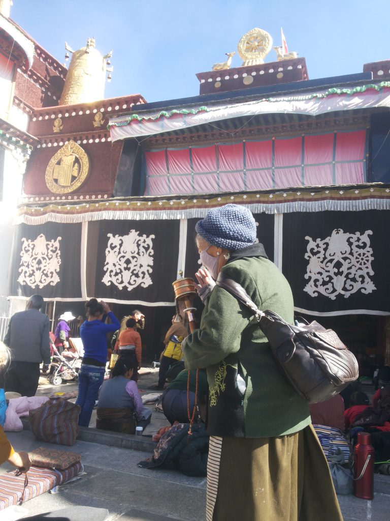 O Templo Jokhang cheio de devotos em uma quarta-feira. Foto: Ana Arantes.
