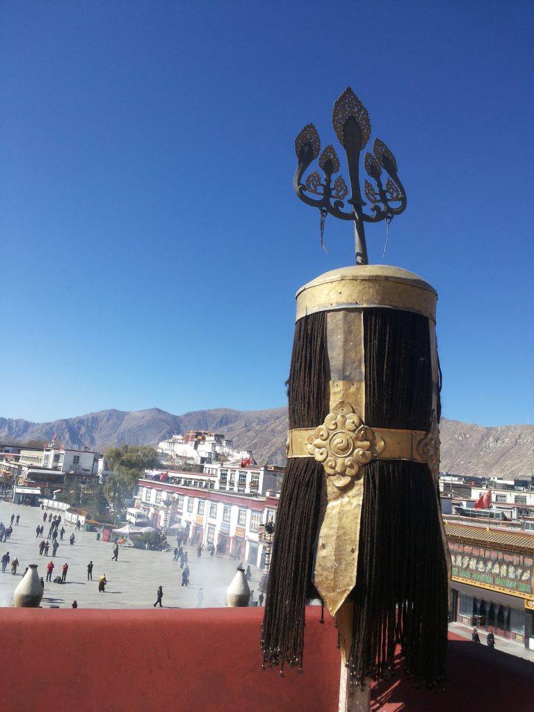 (Rua Brakor, centro de Lhasa, Tibet. Foto: Ana Arantes) Travel Brazil.