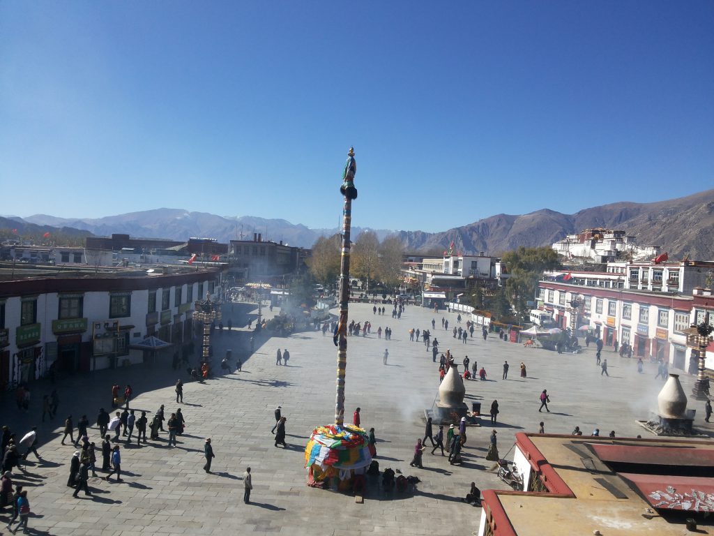 Rua Brakhor, em Lhasa, Tibet. Foto: Ana Arantes. Travel Brazil.