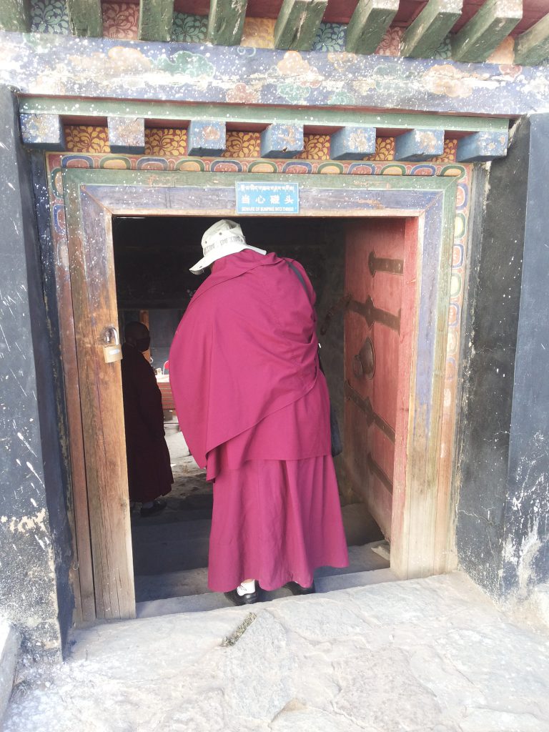 Monges visitando o Palácio Potala, a antiga residência do Dalai Lama. Foto: Ana Arantes