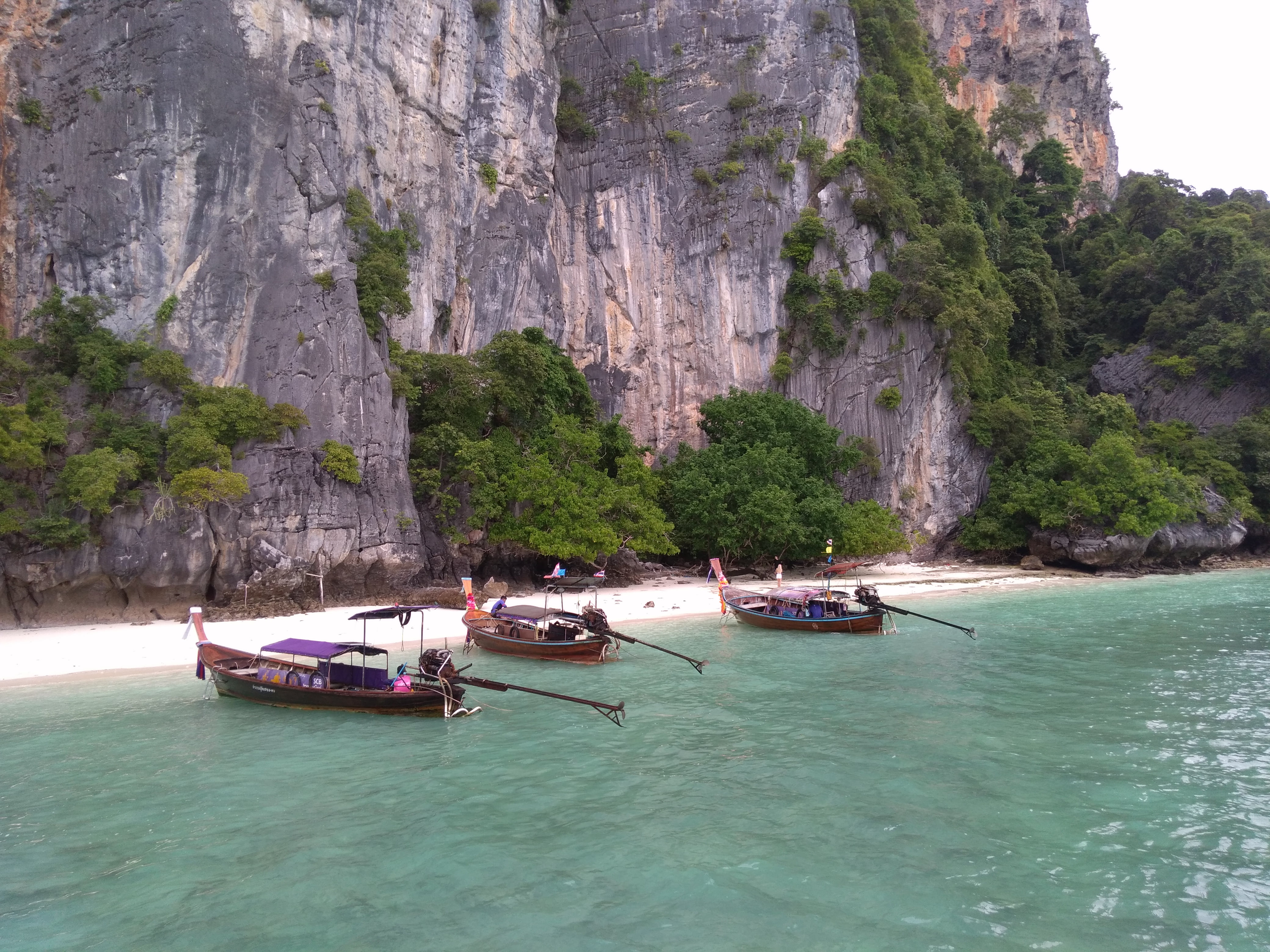 Viagem para a Tailândia: Monkey Beach - Ilha de Phi Phi. Foto por Ana Travel.