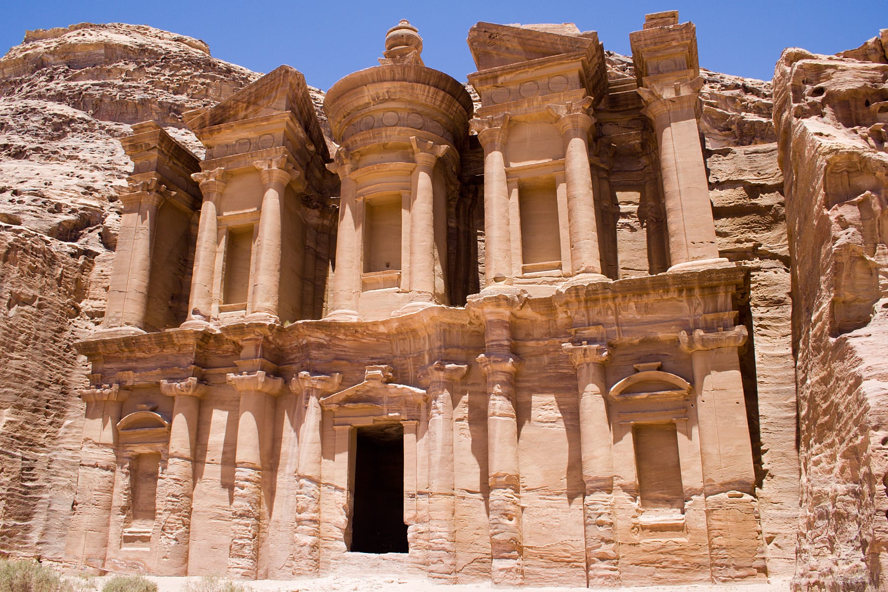 Uma viagem para Petra é mergulhar em um dos sítios arqueológicos mais impressionantes do mundo. Esculpida em rochas rosadas no coração da Jordânia, a antiga cidade nabateia revela monumentos icônicos como o Tesouro de Petra e paisagens desérticas de tirar o fôlego. Ideal para quem busca história milenar, cenários cinematográficos e turismo cultural profundo, Petra proporciona uma experiência marcante em um roteiro exclusivo e cuidadosamente personalizado pela Jordânia.