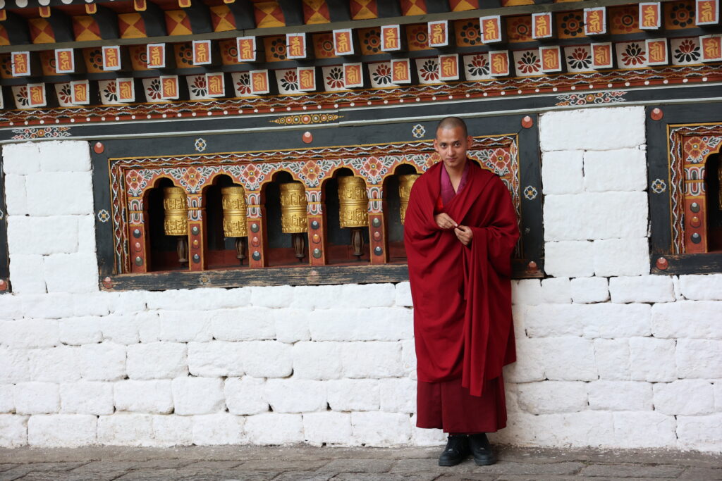 Nepal, Tibet e Butão dá vida ao Himalaia é uma das regiões mais distantes, desconhecidas e intrigantes do planeta. A dificuldade de acesso à região não impede milhares de visitantes que desejam explorar os limites do planeta Terra. Berço de civilizações milenares, a cadeia montanhosa é lar de destinos exóticos com forte apelo ecológico, aventureiro, histórico e espiritual. Conheça o Nepal, Tibete e Butão. Conhecidos como “As três Joias do Himalaia”, a viagem pelo Nepal, Tibete e Butão é realmente, uma das mais inesquecíveis e incríveis que você fará em sua vida. A perfeita combinação exótica, com paisagens extraordinários e histórias incríveis. Conheça os mistérios deste roteiro e se encante pela cultura, será uma lembrança para o resto de sua vida! Somos experientes nos destinos de Nepal, Tibete e Butão há mais de 12 anos.