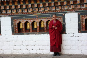 Nepal, Tibet e Butão dá vida ao Himalaia é uma das regiões mais distantes, desconhecidas e intrigantes do planeta. A dificuldade de acesso à região não impede milhares de visitantes que desejam explorar os limites do planeta Terra. Berço de civilizações milenares, a cadeia montanhosa é lar de destinos exóticos com forte apelo ecológico, aventureiro, histórico e espiritual. Conheça o Nepal, Tibete e Butão. Conhecidos como “As três Joias do Himalaia”, a viagem pelo Nepal, Tibete e Butão é realmente, uma das mais inesquecíveis e incríveis que você fará em sua vida. A perfeita combinação exótica, com paisagens extraordinários e histórias incríveis. Conheça os mistérios deste roteiro e se encante pela cultura, será uma lembrança para o resto de sua vida! Somos experientes nos destinos de Nepal, Tibete e Butão há mais de 12 anos.