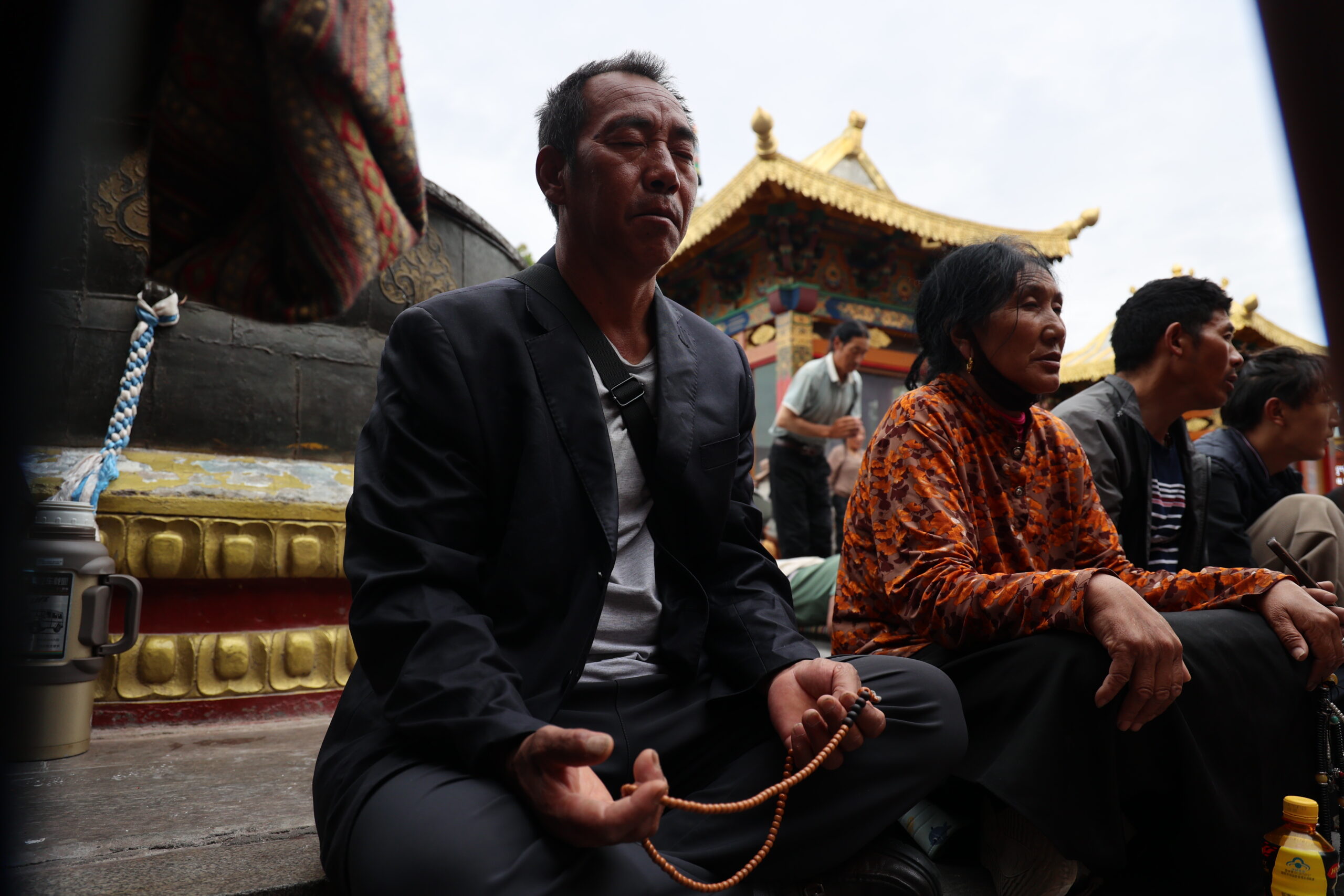 Viagem ao Tibet, Meditação em frente ao templo Johkang. 