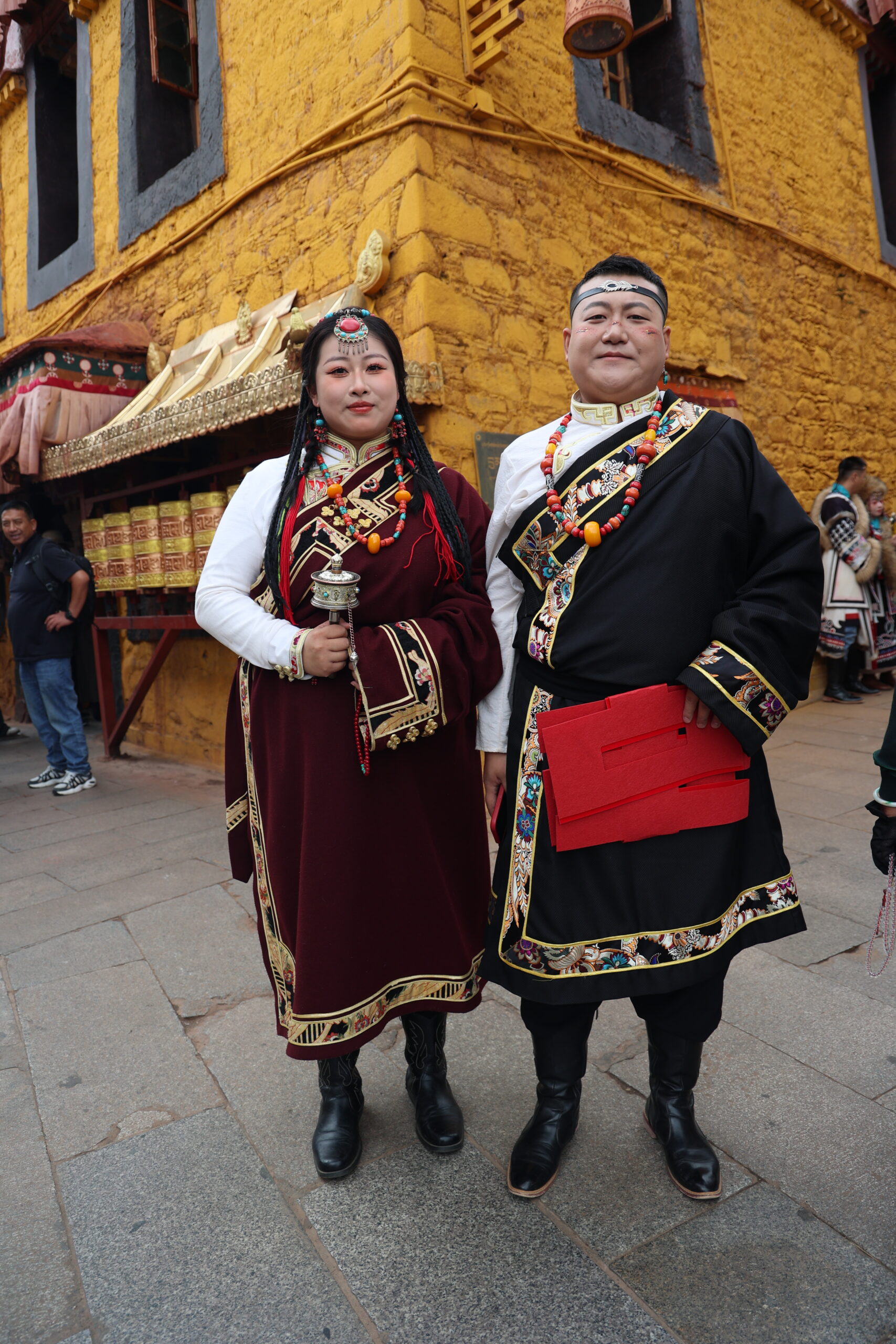 Viagem para o Tibete. Casal em Lhasa, na rua de Barkhor. Foto por Iara Xavier.